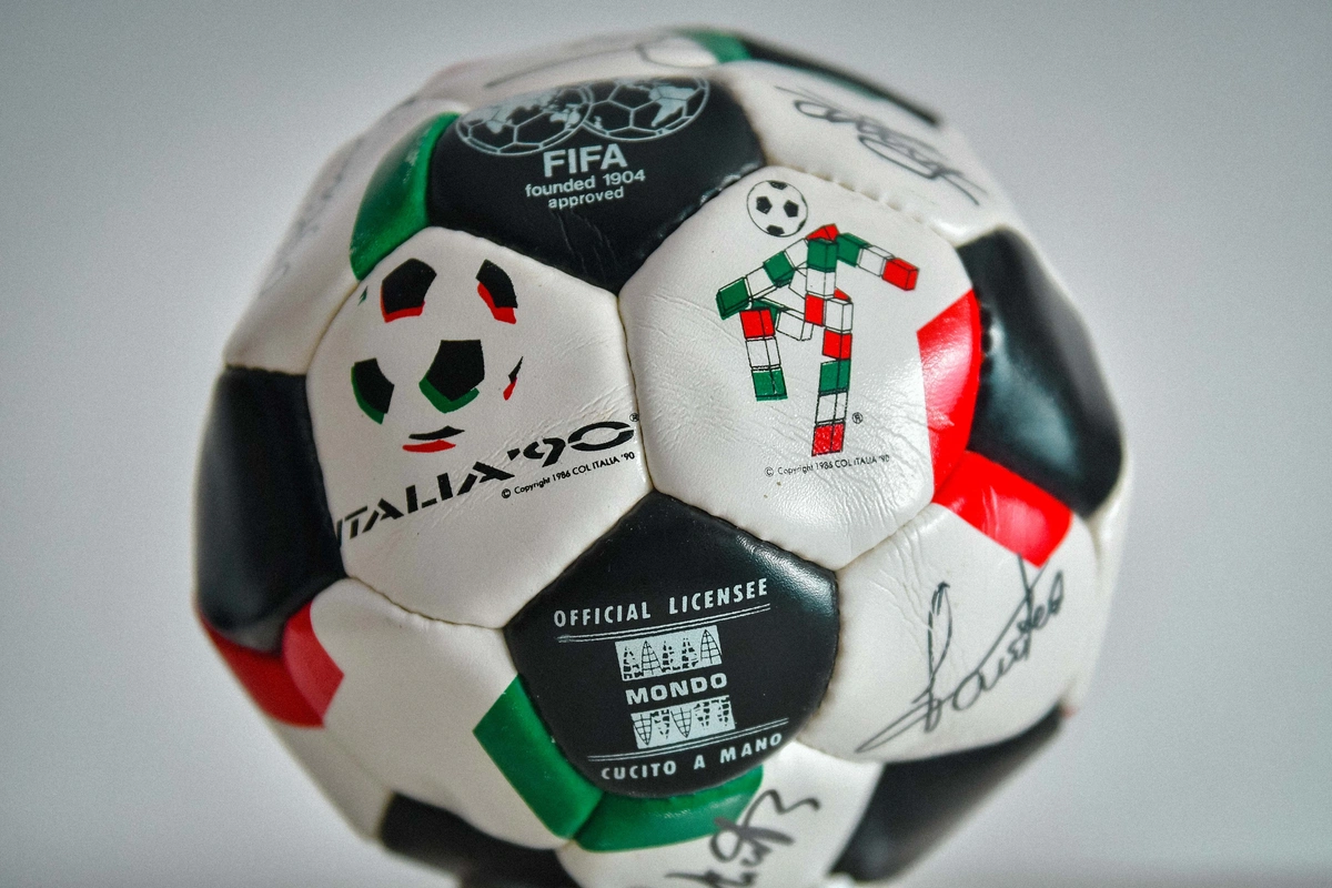 Minge World Cup 1990 semnata de Echipa Romaniei 